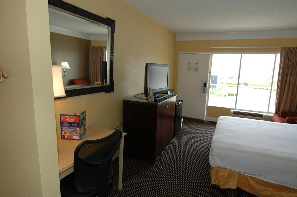 Ambassadors Inn & Suites Virginia Beach Esterno foto