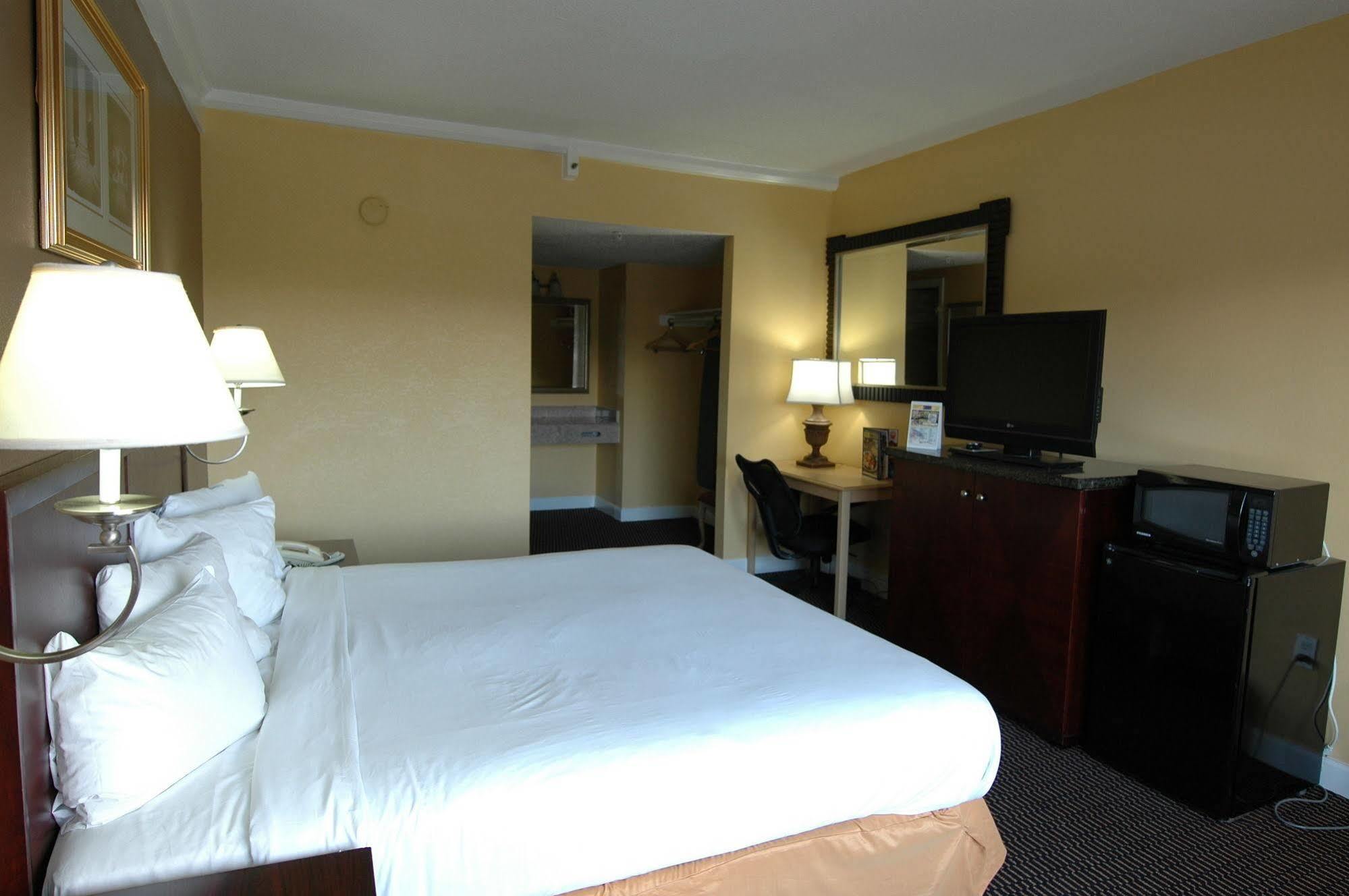 Ambassadors Inn & Suites Virginia Beach Esterno foto